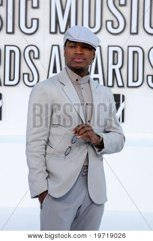 LOS ANGELES - WRZ 12: Ne-Yo przybywa w 2010 MTV Video Music Awards w Nokia - LA Live na Septe