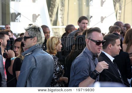 LOS ANGELES - 12 SEP: Jared Leto (L) llega en el 2010 MTV Video Music Awards en el Nokia - LA Live