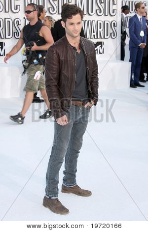 LOS ANGELES - SEP 12:  Penn Badgley arrives at the 2010 MTV Video Music Awards  at Nokia - LA Live on September 12, 2010 in Los Angeles, CA