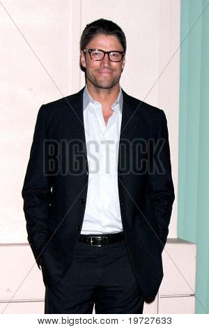 LOS ANGELES - 28 WRZ: James Scott przybywa 