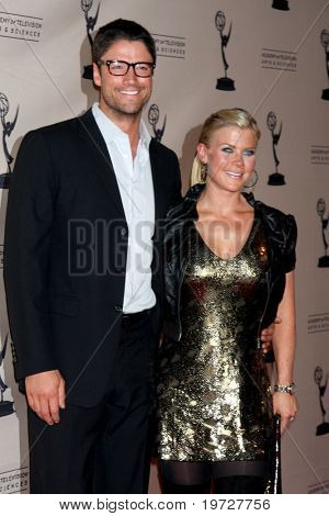 LOS ANGELES - 28 WRZ: James Scott, Alison Sweeney przybywa 
