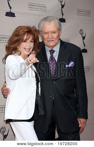 LOS ANGELES - SEP 28: Suzanne Rogers, John Aniston dorazí na 