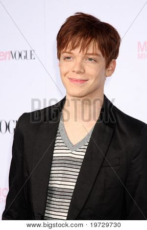 LOS ANGELES - 1 de outubro: Cameron Monaghan chega à 8ª Teen Vogue Young Hollywood Party - carro vermelho