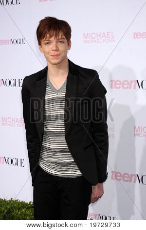 LOS ANGELES - 1 de outubro: Cameron Monaghan chega à 8ª Teen Vogue Young Hollywood Party - carro vermelho