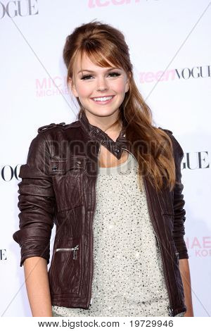 LOS ANGELES - okt 1: Aimee Teegarden aankomt op de 8e Teen Vogue Young Hollywood partij - Red Carp
