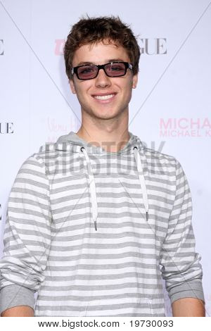 LOS ANGELES - 1 oct: Jeremy Sumpter มาถึงที่ 8 วัยรุ่นสมัยหนุ่มฮอลลีวูดพรรค - แดงโฮ