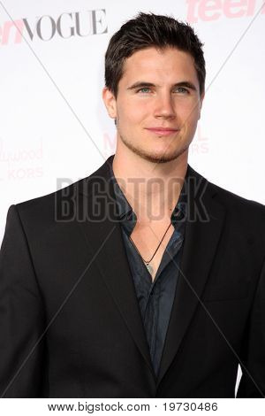 LOS ANGELES - 1 oct: Robbie Amell มาถึงที่ 8 วัยรุ่นสมัยหนุ่มฮอลลีวูดพรรค - ปูพรมแดง 