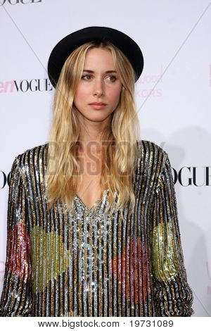 LOS ANGELES - OCT 1: Gillian Zinser dorazí 8. Teen Vogue Young Hollywood Party - červený Carpe