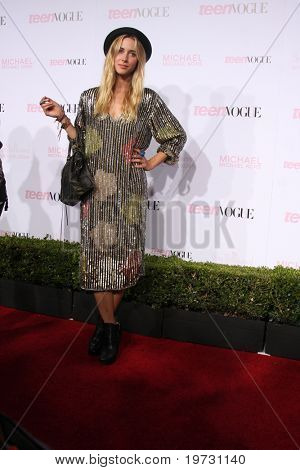 LOS ANGELES - OCT 1: Gillian Zinser dorazí 8. Teen Vogue Young Hollywood Party - červený Carpe