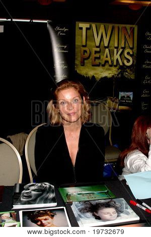 LOS ANGELES - 9 października: Sheryl Lee w Hollywood Show w Center.Theatre Konwencji Marriott na Octo