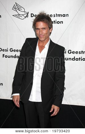 LOS ANGELES - 9 de outubro: Scott Reeves chega em benefício para o Desi 