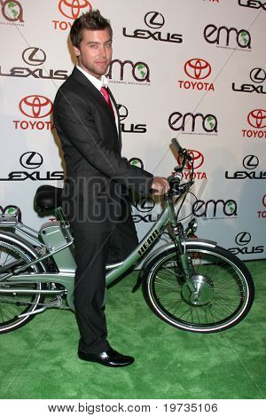 LOS ANGELES - 16 Ekim: Lance Bass 2010 Environmental Media Ödülleri Warner Brothers gelir 