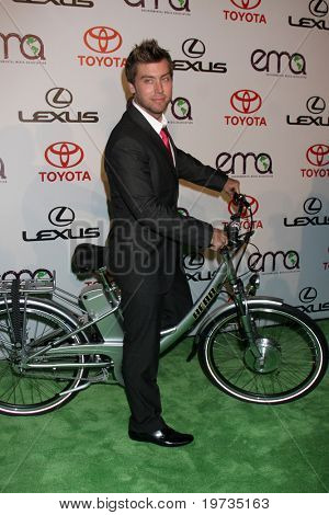 LOS ANGELES - 16 Ekim: Lance Bass 2010 Environmental Media Ödülleri Warner Brothers gelir 