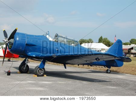 Pequeno avião turbo-hélice azul