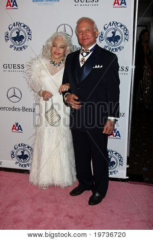 LOS ANGELES - 23 oct: Lois Aldrin อัลดริน Buzz มาที่ 2010 สไลด์ของหวังลูกที่ Beverly