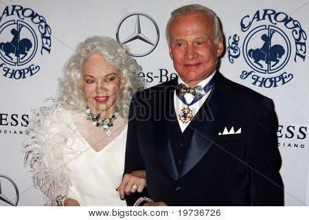 LOS ANGELES - 23 oct: Lois Aldrin อัลดริน Buzz มาที่ 2010 สไลด์ของหวังลูกที่ Beverly