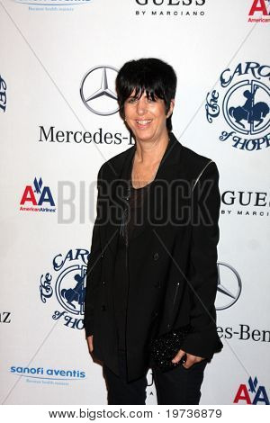 ロサンゼルス発 - 10 月 23 日： ダイアン ・ ウォーレン 2010年カルーセル希望ボール ビバリー ヒルトン ホテルに到着します。