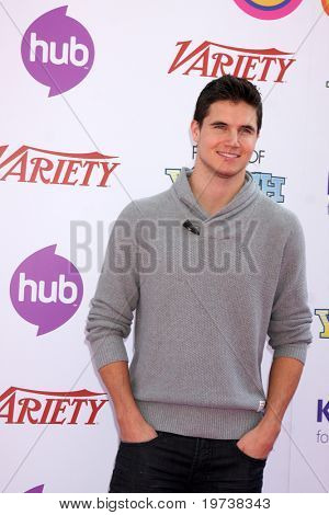 LOS ANGELES - 24 oct: Robbie Amell มาถึงที่ต่าง ๆ พลังของเยาวชนเหตุการณ์ 2010 ที่พาราเม้าท์เซนต์