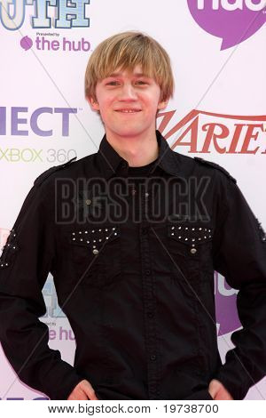 LOS ANGELES - Lokakuu 24: Jason Dolley saapuu eri Power of Youth tapahtuma 2010 Paramount St