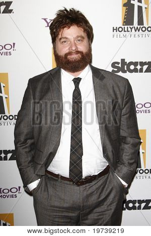 LOS ANGELES - 25 de OCT: Zach Galifianakis llega a la XIV Gala anual de premios de Hollywood en Beverly