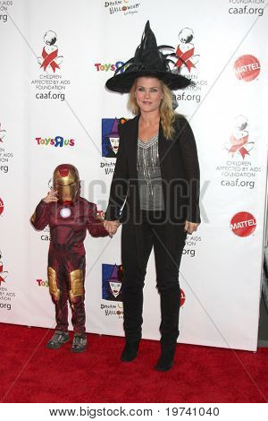 LOS ANGELES - 30 październik: Alison Sweeney, syna Ben przybyć 17 roczne Dream Halloween korzystających 