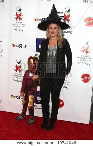 LOS ANGELES - 30 październik: Alison Sweeney, syna Ben przybyć 17 roczne Dream Halloween korzystających 