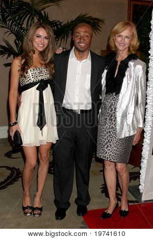 LOS ANGELES - Ekim 29: Chrishell Stause, JR Martinez, Jill Larson gelen barış içinde şiddet 