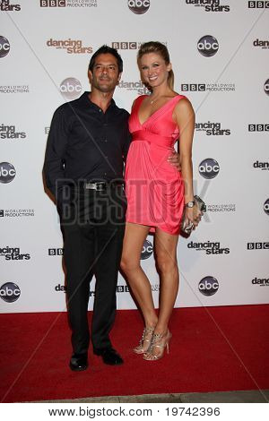 LOS ANGELES - 1 nov: Shandi Finnessey มาถึงที่เต้นรำกับเดอะดาว 200 แสดงบุคคลที่ท่าน