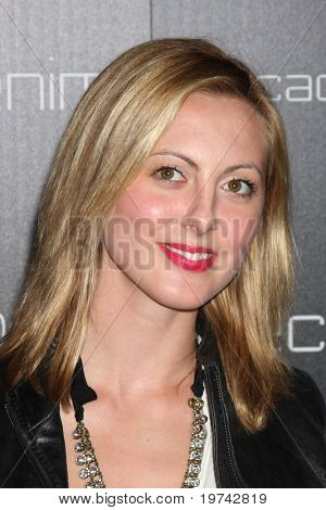 LOS ANGELES - 2 listopada: Eva Amurri przybywa na dziesięciolecia Denim Fashion Show w prywatnym domu na Leg