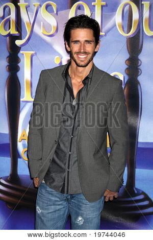 LOS ANGELES - NOV 6: Brandon Beemer dorazí na dny našeho života 45 výročí Party na Hous