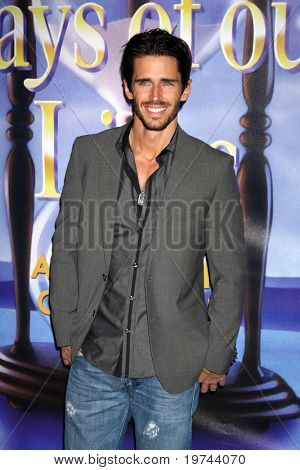 LOS ANGELES - NOV 6: Brandon Beemer dorazí na dny našeho života 45 výročí Party na Hous
