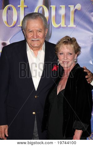 LOS ANGELES - 6 NOV: John Aniston arriveert bij de Days of Our Lives 45ste verjaardagsfeest in huis 