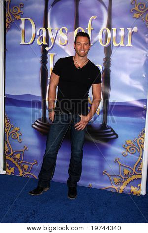 LOS ANGELES - NOV 6: Eric Martsolf dorazí na dny našeho života 45 výročí Party v domě