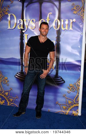 LOS ANGELES - NOV 6: Eric Martsolf dorazí na dny našeho života 45 výročí Party v domě