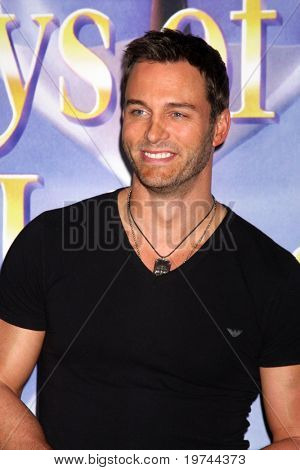 LOS ANGELES - NOV 6: Eric Martsolf dorazí na dny našeho života 45 výročí Party v domě