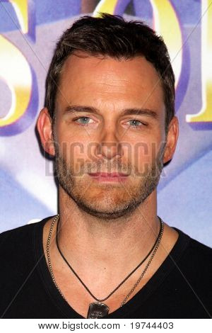 LOS ANGELES - 6 NOV: Eric Martsolf arriveert op de Days of Our Lives 45ste verjaardagsfeest in huis