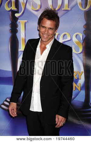 LOS ANGELES - 6 de novembro: Scott Reeves chega em Days of Our Lives 45ª festa de aniversário em casa 