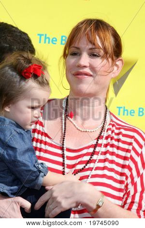 LOS ANGELES - 7 listopada: Molly Ringwald, rodzina przybywa turnieju PS sztuki wyrazić siebie w Barker