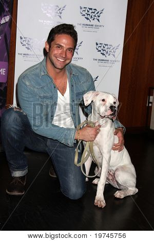 LOS ANGELES - 10 nov: Brandon Barash มาถึงที่หมาย 