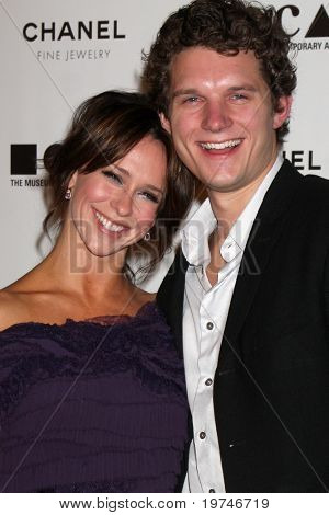 LOS ANGELES - NOV 13: Jennifer Love Hewitt, Alex Beh ankommer til MOCAS årlige galla 