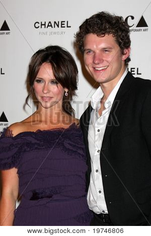 LOS ANGELES - NOV 13: Jennifer Love Hewitt, Alex Beh ankommer til MOCAS årlige galla 