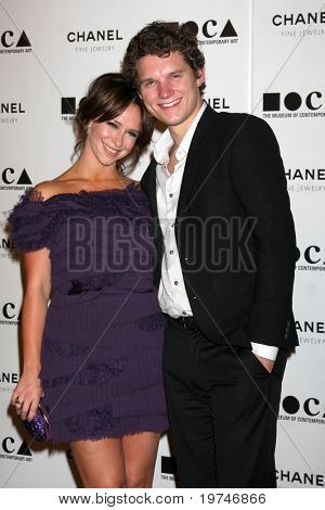 LOS ANGELES - NOV 13: Jennifer Love Hewitt, Alex Beh ankommer til MOCAS årlige galla 