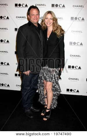 LOS ANGELES - 13 NOV: Scott Martin, Lauralee Bell arrivent au Gala annuel de la MOCA 