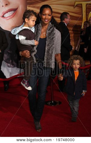 LOS ANGELES - NOV 14: Garcelle Beauvais & synové dorazí na světovou premiéru 