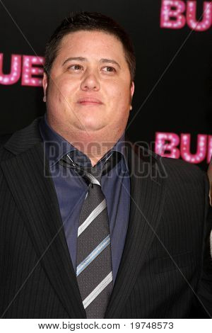 LOS ANGELES - 15 de NOV: Chaz Bono (de terno) chega em 