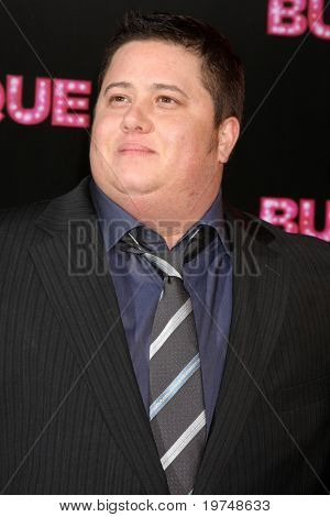 LOS ANGELES - 15 de NOV: Chaz Bono (de terno) chega em 