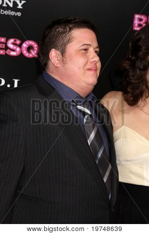LOS ANGELES - 15 de NOV: Chaz Bono (de terno) chega em 