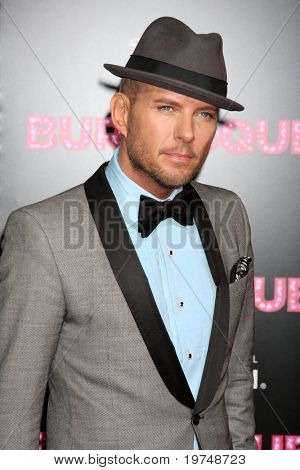 LOS ANGELES - Listopad 15: Matt Goss dorazí na 