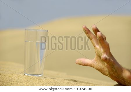 Hand att nå för vatten.