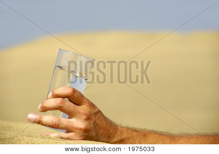 Hand och vatten i öknen